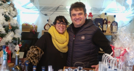 Rencontre forfuite au marché de Noël avec Frédérique et Pierre, anciens candidats de l’émission l’amour est dans le pré, sur M6. Ils fabriquent de l’armagnac, à Saint-Pastou de Bonrepaux, où ils tiennent également une maison d’hôte.