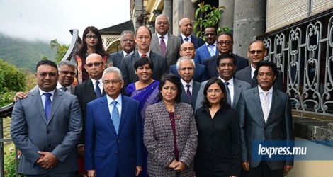 La dernière photo de famille du Conseil des ministres de l'alliance Lepep le 16 novembre 2017 avec au milieu la presidente de la Republique, Ameenah Gurib-Fakim.