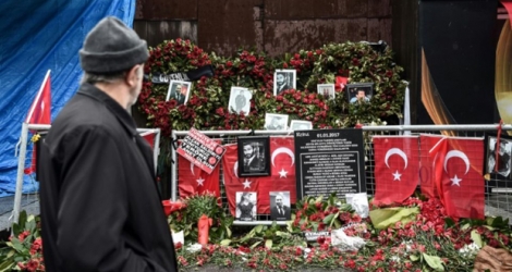 Des fleurs déposées en hommage aux victimes des attaques de la discothèqie Reina d'Iatanbul, le 17 janvier 2017.