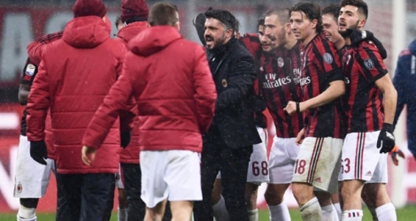 Les joueurs de l'AC Milan et leur entraîneur Gennaro Gattuso fêtent leur victoire sur Bologne, le 10 décembre 2017 à San Siro 
