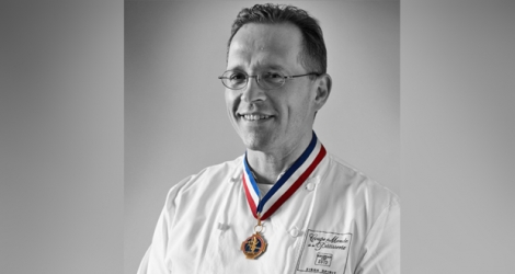 Pascal Molines est  Meilleur Ouvrier de France en Pâtisserie et champion du monde de pâtisserie. 