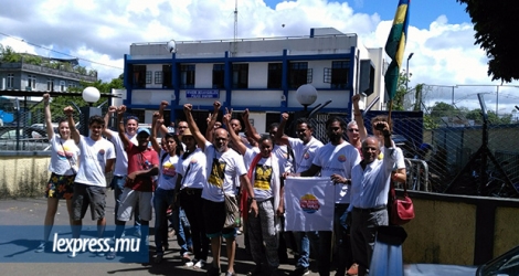 Une quarantaine d’activistes d’Aret Kokin Nu Laplaz sont venus soutenir Yan Hookoomsing et Vela Gounden, ce mercredi 20 décembre, à la CID de Rivière-des-Anguilles.