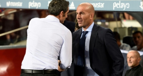 Poignée de mains amicale entre les entraîneurs Ernesto Valverde du Barça et Zinédine Zidane du Real Madrid avant la Supercoupe d'Espagne au Camp Nou, le 13 août 2017 