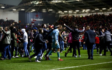 Les joueurs et les supporters de Bristol fêtent leur victoire contre Manchester United en Coupe de la Ligue, le 20 décembre 2017 à Bristol