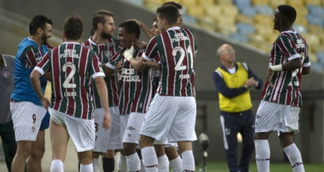 Le milieu de Fluminense Wendel (c) félicité par ses coéquipiers après son but contre Universidad Catolica, au Maracana, le 29 juin 2017