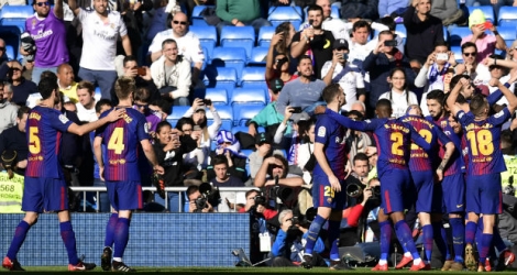 Enorme coup de massue à Madrid! Grâce à Luis Suarez et Lionel Messi, le FC Barcelone a assommé le Real (3-0) samedi dans un clasico longtemps soporifique.