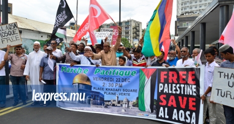 Une marche pacifique a été organisée par le Comité d’action Save Jerusalem dans les rues de Port-Louis, hier.
