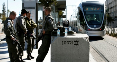 Des membres des forces de sécurité israéliennes près d'un arrêt de tramway à Jérusalem-Est occupée et annexée, le 6 novembre 2014 