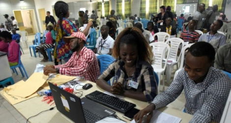 Décomptes des bulletins de vote à l'issue du 2e tour de la présidentielle, le 27 décembre 2017 à Monrovia, au Liberia