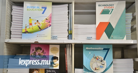 Légende : L’ensemble des manuels scolaires pour le Grade 7 coûtera en moyenne Rs 580.