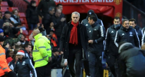 Mourinho, entre sur le terrain de Old Trafford à Manchester lors du match de Premier League entre Manchester United et Burnley, le 26 décembre 2017.