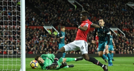 Le milieu de terrain français de Manchester United Paul Pogba marque un but refusé pour hors jeu contre Southampton, en Premier League, le 30 décembre 2017 à Manchester.