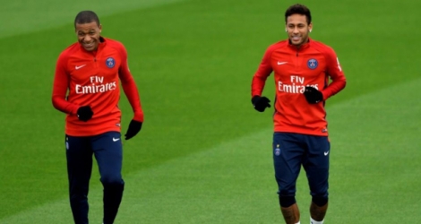 Les joueurs du Paris SG Kylian Mbappe et Neymar à l'entraînement le 25 octobre 2017 