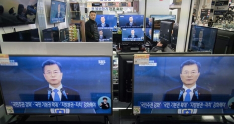 L'intervention du président sud-coréen Moon Jae-In vue sur des écrans de télévision, le 10 janvier 2018 à Séoul