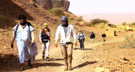 Des touristes dans le village de Tergit, près d'Atar, lors d'une randonnée d'une semaine dans la région de l'Adrar, le 27 décembre 2017 en Mauritanie .