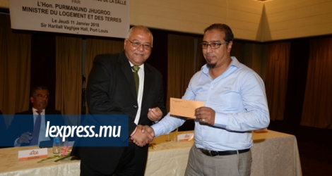 Mahen Jhugroo, ministre du Logement et des terres, à remis des chèques aux bénéficiaires.