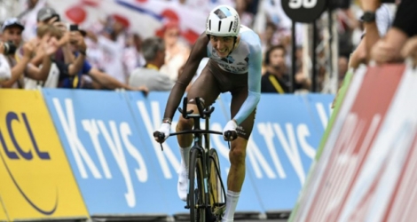 Romain Bardet franchit la ligne d'arrivée lors de la 20e étape du Tour de France le 22 juillet 2017.