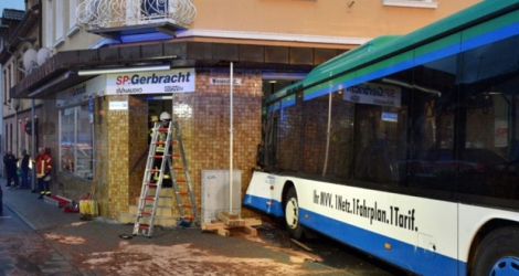 Un bus scolaire encastré dans la vitrine d'une boutique après avoir percuté plusieurs véhicules, le 16 janvier 2018 à Eberbach, en Allemagne.