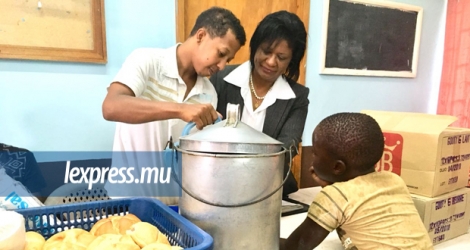 À Pailles, bénévoles et ONG s’occupent des réfugiés en leur donnant de quoi manger et boire. 