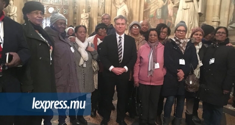 Le député du gouvernement Henry Smith entouré de Chagossiens, dans l’enceinte du Parlement britannique, mardi 16 janvier.
