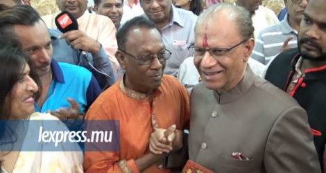 Navin Ramgoolam en compagnie de Virendra Ramdhun le lundi 15 janvier lors de la fête de Sankranti à Sébastopol.