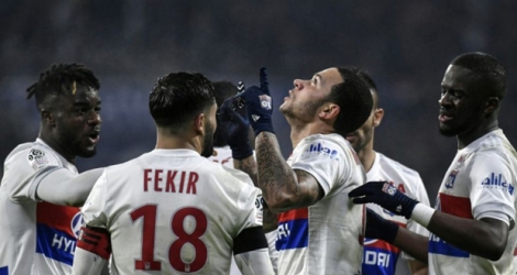 L'attaquant de Lyon Memphis Depay (C) fou de joie après avoir marqué le but de la victoire contre le PSG au stade Décines Charpieu le 28 janvier 2018.