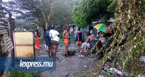 Plusieurs familles à Camp-Manna ne savent pas où dormir ce lundi 22 janvier, leurs maisons en tôle ayant été submergées par des eaux boueuses.