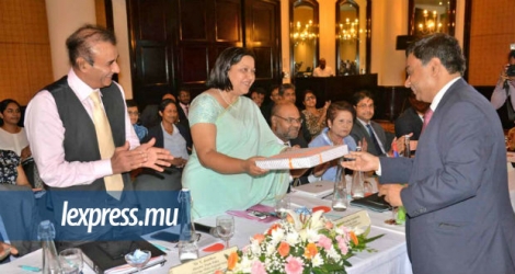 Usha Dwarka-Canabady, secrétaire aux Affaires étrangères, recevant un cadeau de Manoj Dwivedi, chef de la délégation indienne, hier.