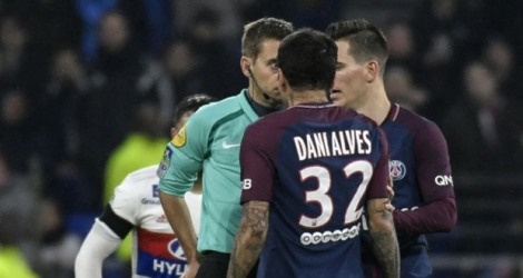 Le défenseur parisien Dani Alves défie l'arbitre Clément Turpin qui vient de l'exclure du match contre Lyon au Parc OL, le 21 janvier 2018.