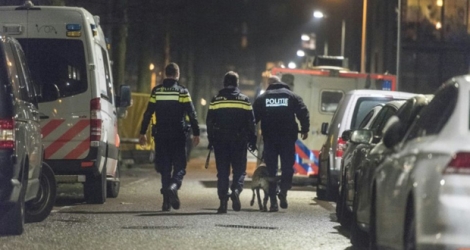 Des policiers patrouillent dans le centre-ville d'Amsterdam, le 26 janvier 2018 