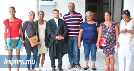  Les membres de la famille de David Gaiqui devant la Bail and Remand Court, ce samedi 26 janvier.