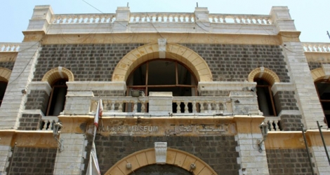 Photo prise le 2 août 2017 montrant la façade du musée militaire d'Aden, endommagée par des combats dans la deuxième plus grande ville du Yémen 
