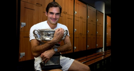 Le Suisse Roger Federer pose avec la Norman Brookes Challenge Cup après sa victoire sur le Croate Marin Cilic en finale de l'Open d'Australie, à Melbourne, le 28 janvier 2018.