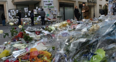 Des personne rendent hommage au victime de l'attentat contre l'hebdomadaire Charlie Hebdo au siège du journal, le 15 février 2015