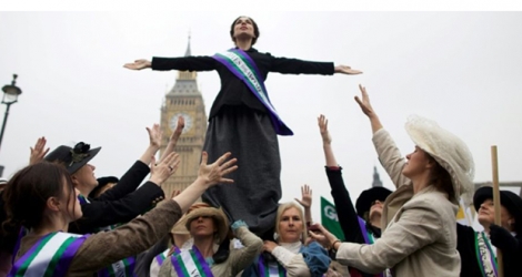 Des féministes habillées en suffragettes manifestent pour les droits de femmes à Londres, le 24 octobre 2012