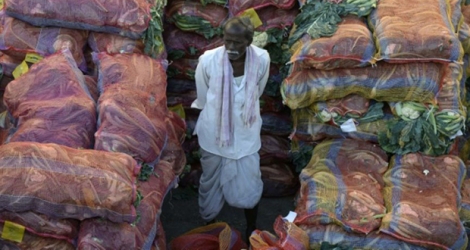 Un fermier indien sur un marché de gros à Hyderabad le 1er février 2018
