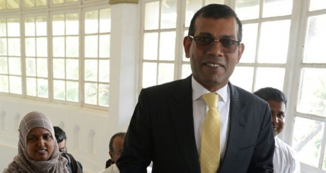 L'ex-président des Maldives Mohamed Nasheed (C) à Colombo le 22 janvier 2018