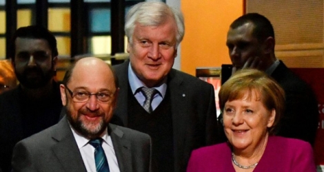La chancelière allemande Angela Merkel (Centre D), le leader du (SPD) Martin Schulz (Centre G) et le bavarois conservateur (CSU), Horst Seehofer, dans les quartiers généraux du (SPD) le 2 février 2018 à Berlin