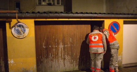 Une équipe de la Croix Rouge vient en aide à un sans domicile le 3 novembre 2012 à Saint-Germain-en-Laye.