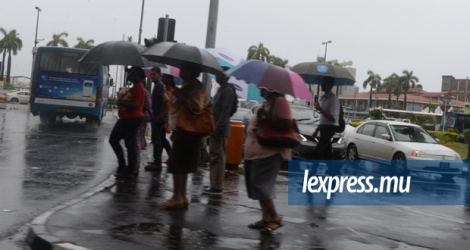 La pluie arrose déjà diverses régions, dont Port-Louis.