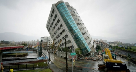 Un complexe résidentiel de 12 étages effondré sur lui-même après un violent séisme, dans la ville de Hualien à Taïwan, le 7 février 2018.