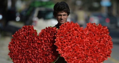 Un vendeur de bouquets de fleurs en forme de coeurs pour la Saint-Valentin à Islamabad, le 13 février 2017.