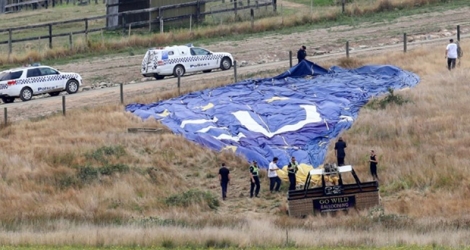 Des policiers examinent une montgolfière après un atterrissage brutal qui a fait sept blessés, le 8 février 2018 à Dixons Creek, en Australie.