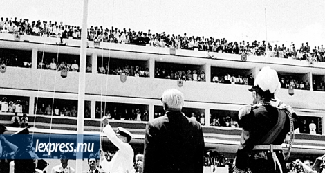 12 mars 1968, l’Union Jack britannique est descendu pour la dernière fois, au Champ-de-Mars, en présence du gouverneur John Shaw Rennie (à dr. ).