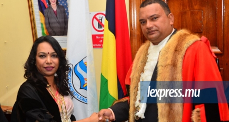 La nouvelle adjointe au maire de Curepipe, Tourawtee Gohkool aux côtés du maire, Hans Marguerite, vendredi 9 février. 