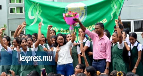 Les élèves du college Lady Sushil Ramgoolam, à Triolet, en liesse autour de leur lauréate, le 5 février.