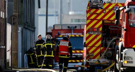 Les pompiers sur les lieux de l'explosion de l'usine Saipol à Dieppe, qui a fait deux morts, le 17 février 2018 