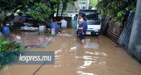 En l’espace de quelques minutes, cours et maisons ont été inondées à Mont-Roches et Bambous hier.