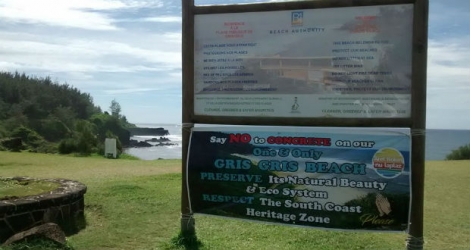 Le collectif Aret Kokin Nu Laplaz a installé une banderole hier, mercredi 21 février, à la plage de Gris-Gris.