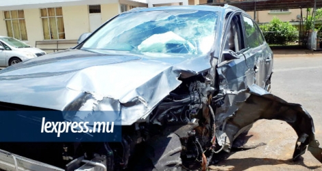 L'état de la voiture que conduisait Sohail Sesungkur, une Audi grise, démontre la violence de l'impact.